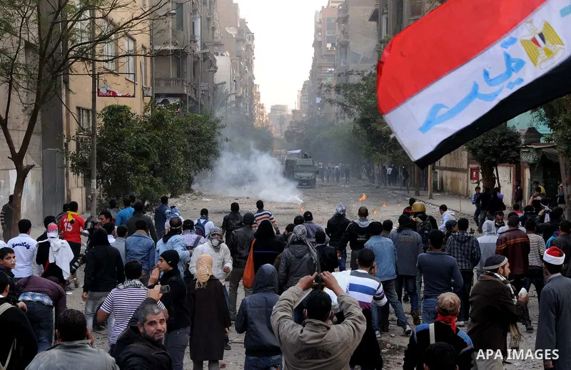 Egyptian protesters clash with security forces on the third day of at Tahrir Square in Cairo on November 21, 2011. Fresh clashes erupted in Cairo's Tahrir Square between police and protesters demanding the end of army ru...