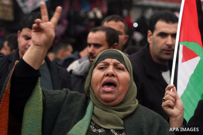 Palestinians participate in a rally supporting the unification between rival Palestinian factions Fatah and Hamas, in the West Bank city of Ramallah November 24, 2011. Palestinian President Mahmoud Abbas met Hamas leader...