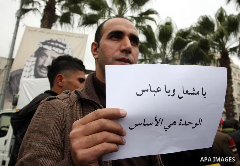Palestinians participate in a rally supporting the unification between rival Palestinian factions Fatah and Hamas, in the West Bank city of Ramallah November 24, 2011. Palestinian President Mahmoud Abbas met Hamas leader...