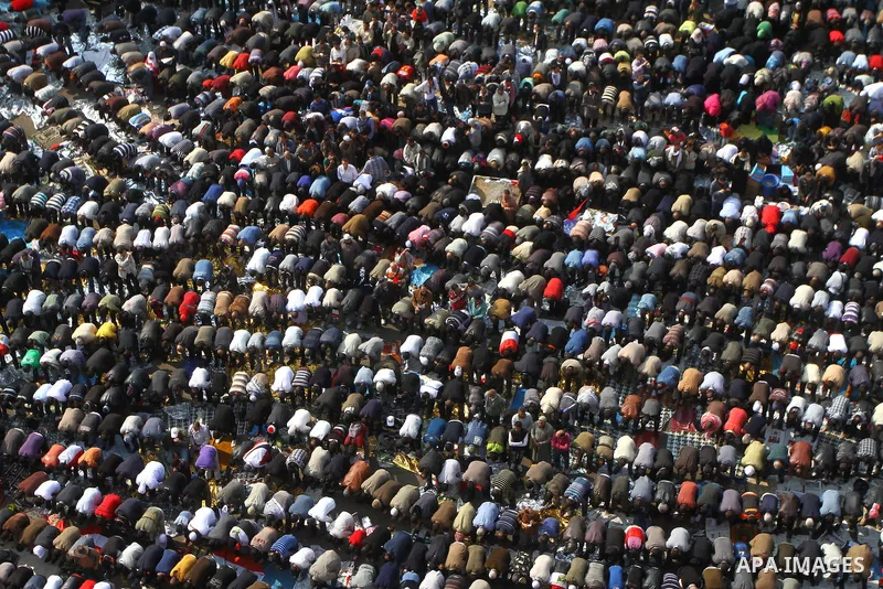 Egyptian protesters pray during a mass rally in Cairo's landmark Tahrir square on November 25, 2011 to demand an end to the military rule. The head of the military council tasked 79-year-old Kamal al-Ganzuri, who was pre...