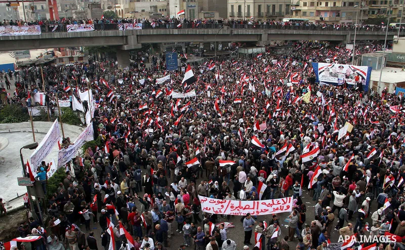 Supporters of the Egyptian Armed Forces shout slogans and wave Egyptian national flags on a road near the defence ministry, headquarters of the Supreme Council of the Armed Forces, at Abbasiya square in Cairo November 25...