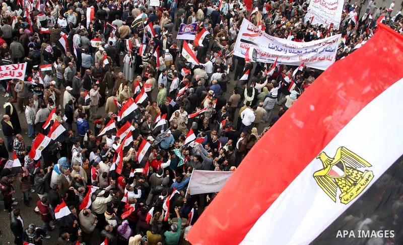 Supporters of the Egyptian Armed Forces shout slogans and wave Egyptian national flags on a road near the defence ministry, headquarters of the Supreme Council of the Armed Forces, at Abbasiya square in Cairo November 25...
