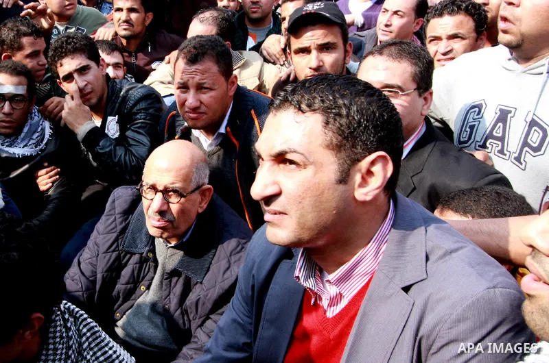 Pro-reform leader and Nobel peace laureate Mohamed El-Baradei is surrounded by protesters during his arrival for Friday prayers in Tahrir Square in Cairo, Egypt, 25 November 2011. The head of the military council tasked...
