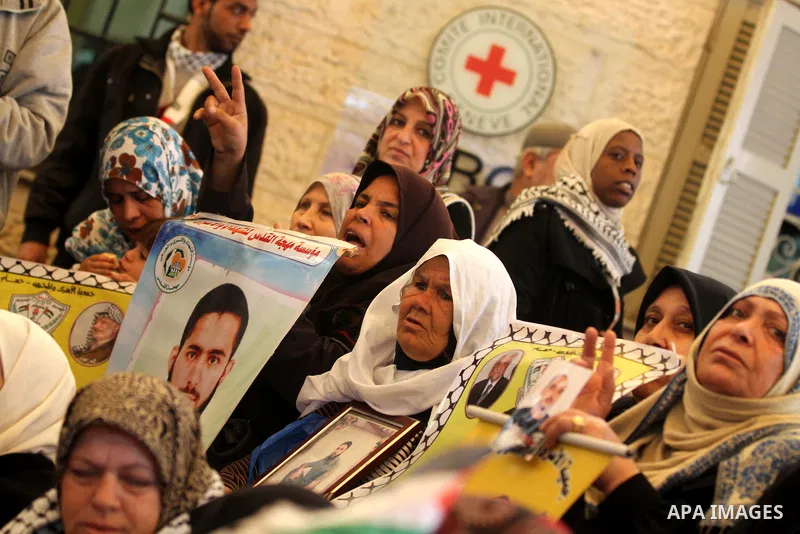 Palestinians gather during a protest at the Red Cross' offices in Gaza City to call for the release of Palestinian prisoners held in Israeli jails, on Nov. 28, 2011. Photo by Mjdi Fathi