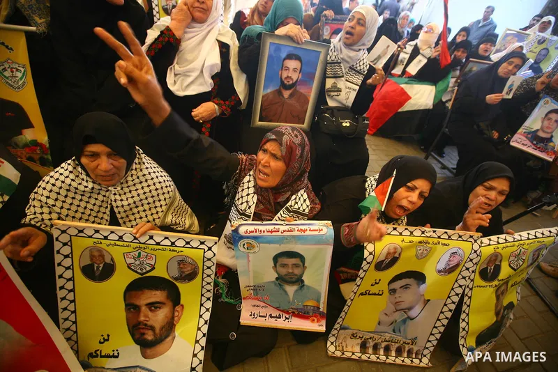 Palestinians gather during a protest at the Red Cross' offices in Gaza City to call for the release of Palestinian prisoners held in Israeli jails, on Nov. 28, 2011. Photo by Mjdi Fathi