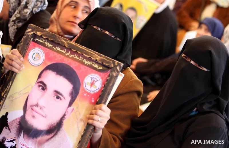 Palestinians gather during a protest at the Red Cross' offices in Gaza City to call for the release of Palestinian prisoners held in Israeli jails, on Nov. 28, 2011. Photo by Mjdi Fathi