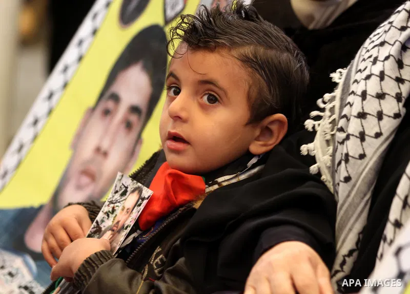 Palestinians gather during a protest at the Red Cross' offices in Gaza City to call for the release of Palestinian prisoners held in Israeli jails, on Nov. 28, 2011. Photo by Mjdi Fathi
