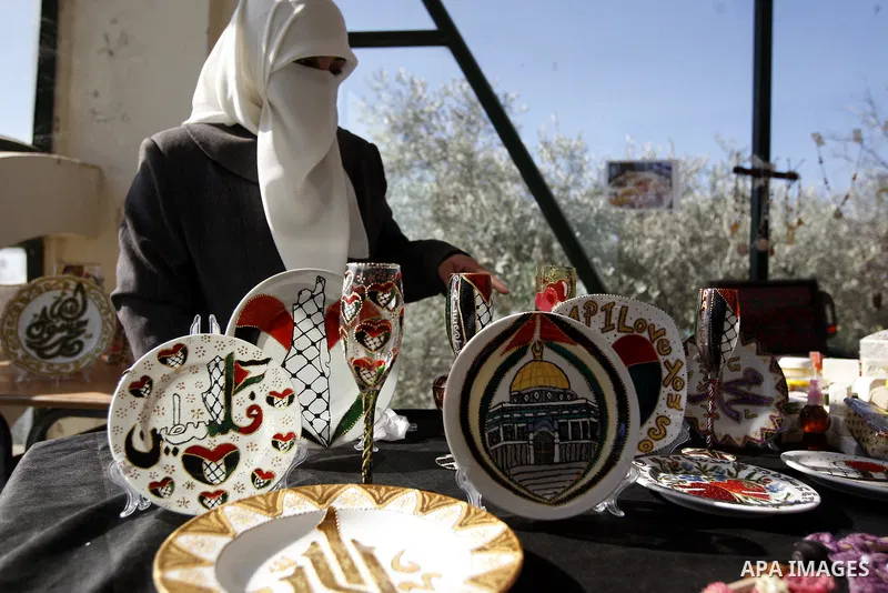 Palestinians participate in an exhibition for the Palestinian heritage, on November29, 2011 in the West Bank city of Nablus. Photo by Wagdi Eshtayah