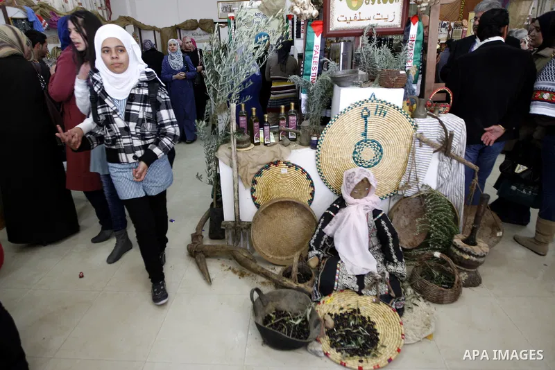 Palestinians participate in an exhibition for the Palestinian heritage, on November29, 2011 in the West Bank city of Nablus. Photo by Wagdi Eshtayah