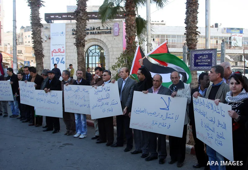 Palestinian journalists take part in a protest against the security forces of Hamas in Gaza Strip, in the West Bank city of Ramallah December 4, 2011. Photo by Issam Rimawi