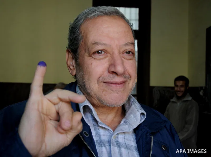 Egyptians cast their ballot at a parliamentary polling station in the run-off of the first round of voting in the Cairo neighbourhood of Bab El-Shaeria on December 5, 2011. Islamist candidates in Egypt looked to extend t...