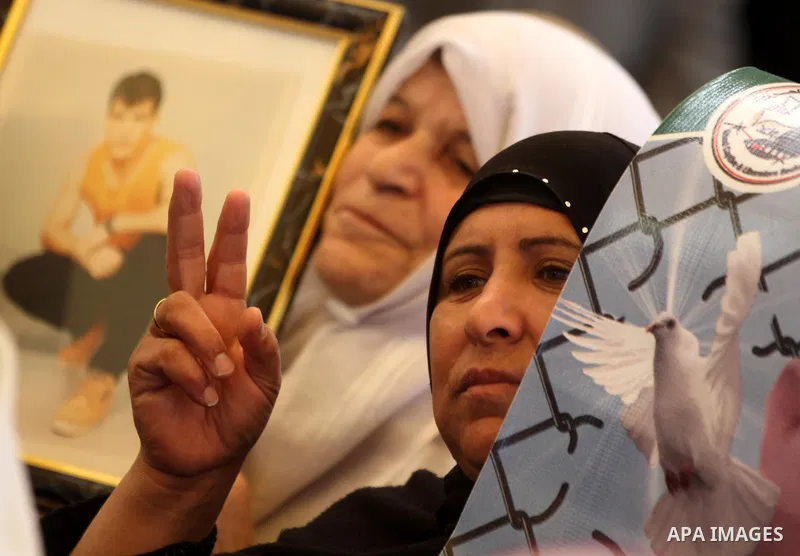 Palestinians gather during a protest at the Red Cross' offices in Gaza City to call for the release of Palestinian prisoners held in Israeli jails, on Dec. 05, 2011.. Photo by Majdi Fathi
