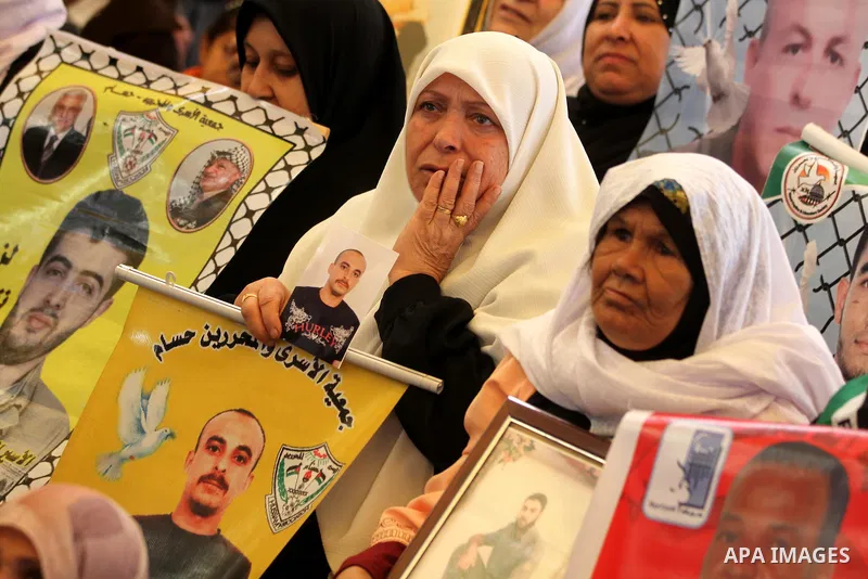 Palestinians gather during a protest at the Red Cross' offices in Gaza City to call for the release of Palestinian prisoners held in Israeli jails, on Dec. 05, 2011.. Photo by Majdi Fathi