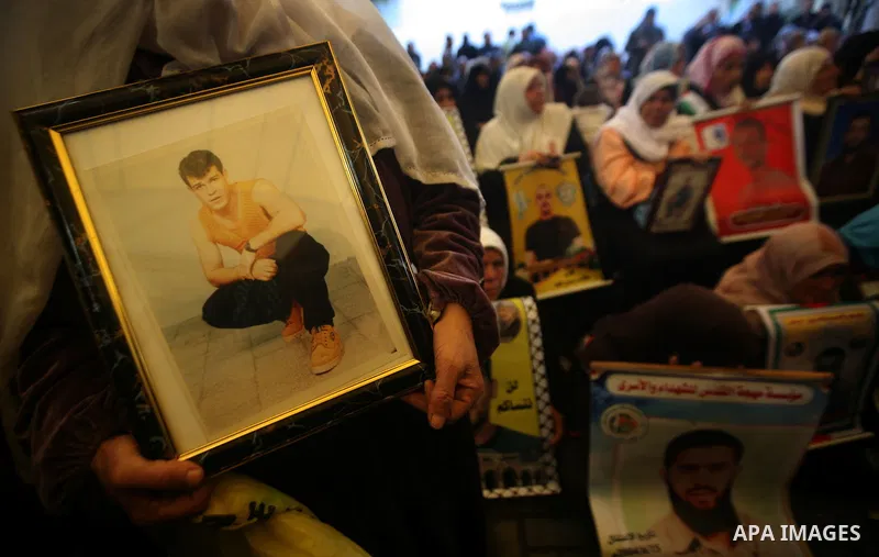 Palestinians gather during a protest at the Red Cross' offices in Gaza City to call for the release of Palestinian prisoners held in Israeli jails, on Dec. 05, 2011.. Photo by Ali Jadallah