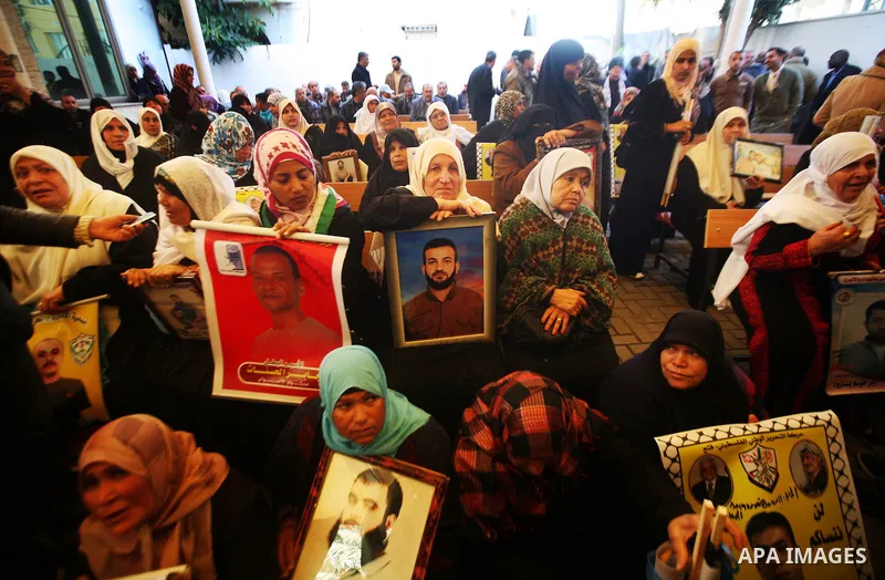 Palestinians gather during a protest at the Red Cross' offices in Gaza City to call for the release of Palestinian prisoners held in Israeli jails, on Dec. 05, 2011.. Photo by Ali Jadallah