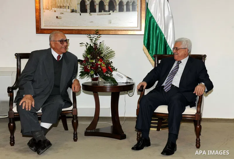 Palestinian President Mahmoud Abbas (Abu Mazen) meets with the former Jordanian Prime Minister, Abdul Salam Majali in the West Bank city of Ramallah on Dec. 6, 2011. Photo by Mufeed Abu Hasnah