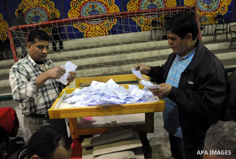 Egyptian election officials count ballots at the end the voting on the final day of the run-off for the first round of elections in Cairo on December 6, 2011. Photo by Ahmed Asad