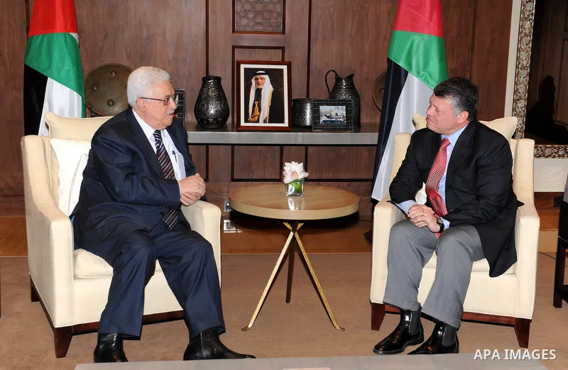 Palestinian President Mahmoud Abbas (Abu Mazen) meets with the King Abdullah II in the Jordanian capital of Amman on Dec. 8,2011. Photo by Mufeed Abu Hasnah