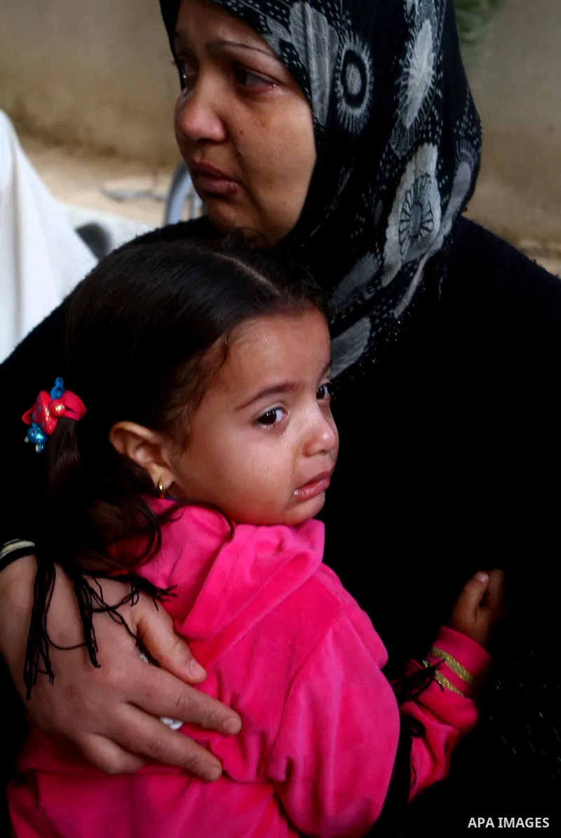 Relatives mourns during the funeral of Palestinian Bahjat Al-Zalan, who was killed in a blast from an Israeli air strike on a nearby Hamas training camp in Gaza City December 9, 2011. Violence across the Israeli-Gaza bor...