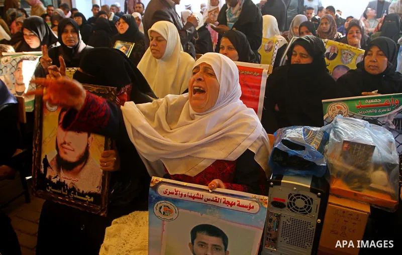 Palestinians gather during a protest at the Red Cross' offices in Gaza City to call for the release of Palestinian prisoners held in Israeli jails, on Dec. 12, 2011. Photo by Ashraf Amra