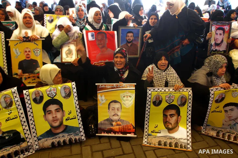Palestinians gather during a protest at the Red Cross' offices in Gaza City to call for the release of Palestinian prisoners held in Israeli jails, on Dec. 12, 2011. Photo by Ashraf Amra