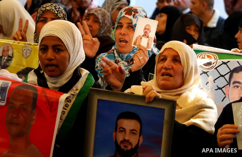 Palestinians gather during a protest at the Red Cross' offices in Gaza City to call for the release of Palestinian prisoners held in Israeli jails, on Dec. 12, 2011. Photo by Ashraf Amra