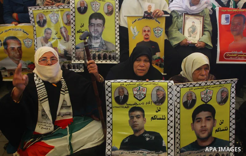 Palestinians gather during a protest at the Red Cross' offices in Gaza City to call for the release of Palestinian prisoners held in Israeli jails, on Dec. 12, 2011. Photo by Ashraf Amra