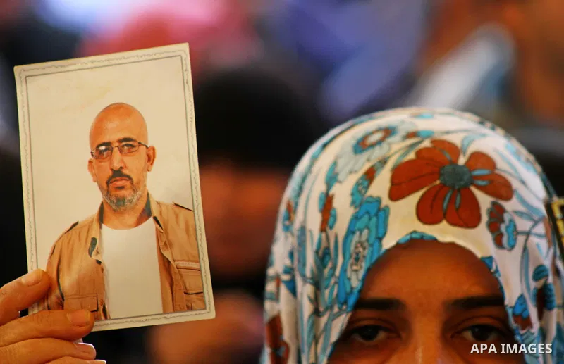 Palestinians gather during a protest at the Red Cross' offices in Gaza City to call for the release of Palestinian prisoners held in Israeli jails, on Dec. 12, 2011. Photo by Ashraf Amra