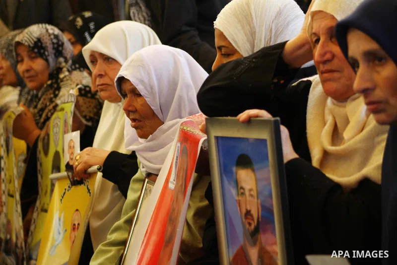 Palestinians gather during a protest at the Red Cross' offices in Gaza City to call for the release of Palestinian prisoners held in Israeli jails, on Dec. 12, 2011. Photo by Ashraf Amra
