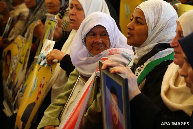 Palestinians gather during a protest at the Red Cross' offices in Gaza City to call for the release of Palestinian prisoners held in Israeli jails, on Dec. 12, 2011. Photo by Ashraf Amra