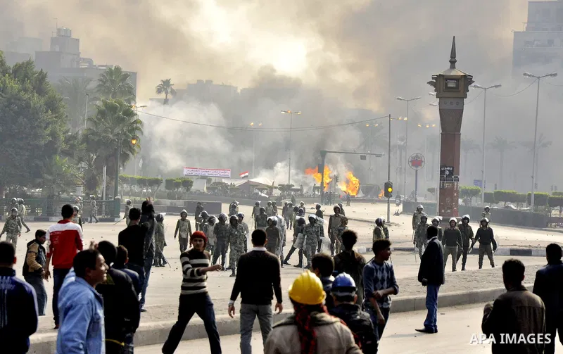 Egyptian protesters throw stones to the army during clashes in Kasr al-Aini, Cairo, Egypt, 17 December 2011. According to media reports, the clashes, the worst in three weeks, erupted on 16 December after protesters accu...