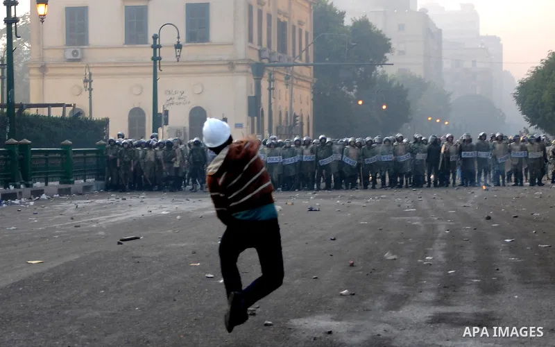 Egyptian protesters throw stones to the army during clashes in Kasr al-Aini, Cairo, Egypt, 17 December 2011. According to media reports, the clashes, the worst in three weeks, erupted on 16 December after protesters accu...