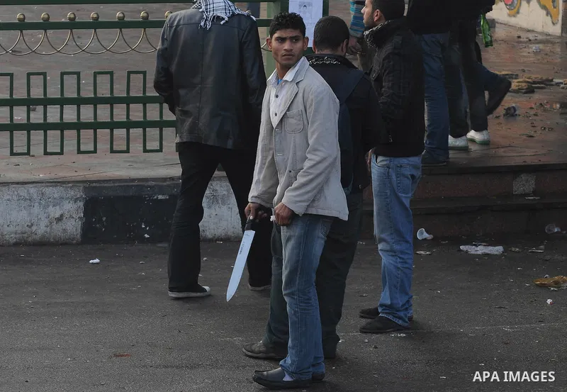 Egyptian protesters throw stones to the army during clashes in Kasr al-Aini, Cairo, Egypt, 17 December 2011. According to media reports, the clashes, the worst in three weeks, erupted on 16 December after protesters accu...