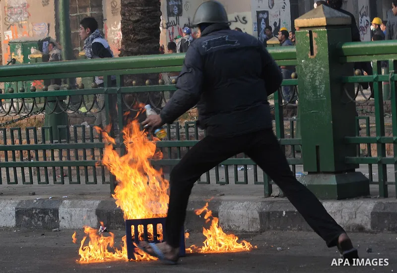 Egyptian protesters throw stones to the army during clashes in Kasr al-Aini, Cairo, Egypt, 17 December 2011. According to media reports, the clashes, the worst in three weeks, erupted on 16 December after protesters accu...