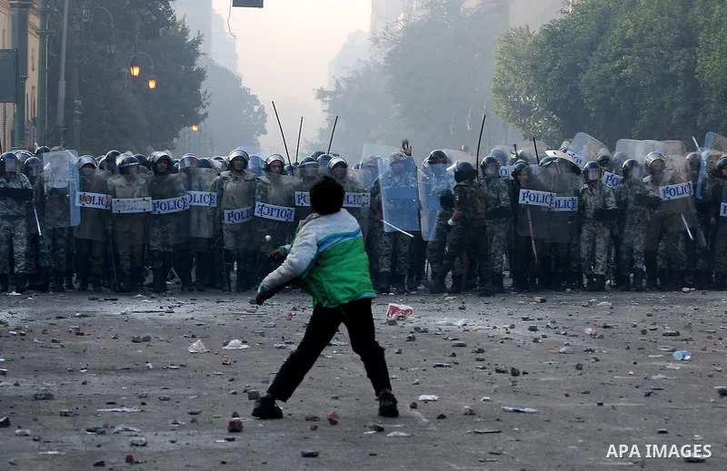Egyptian protesters throw stones to the army during clashes in Kasr al-Aini, Cairo, Egypt, 17 December 2011. According to media reports, the clashes, the worst in three weeks, erupted on 16 December after protesters accu...