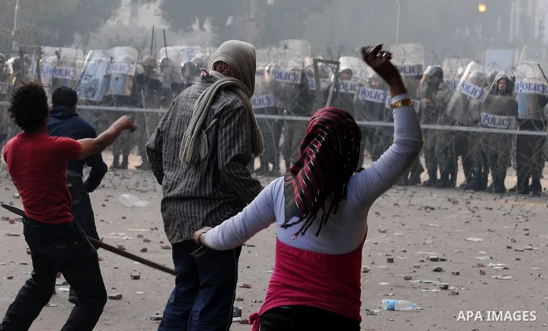 Egyptian protesters throw stones to the army during clashes in Kasr al-Aini, Cairo, Egypt, 17 December 2011. According to media reports, the clashes, the worst in three weeks, erupted on 16 December after protesters accu...