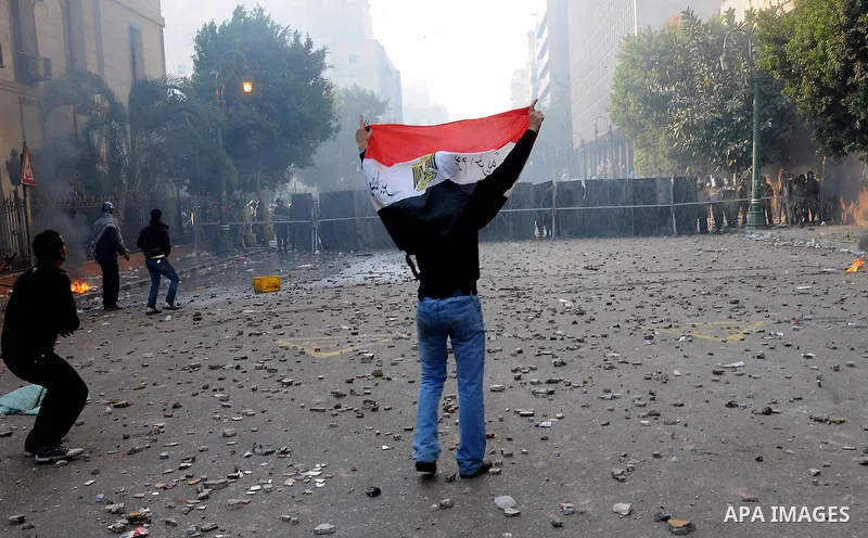 Egyptian protesters throw stones to the army during clashes in Kasr al-Aini, Cairo, Egypt, 17 December 2011. According to media reports, the clashes, the worst in three weeks, erupted on 16 December after protesters accu...