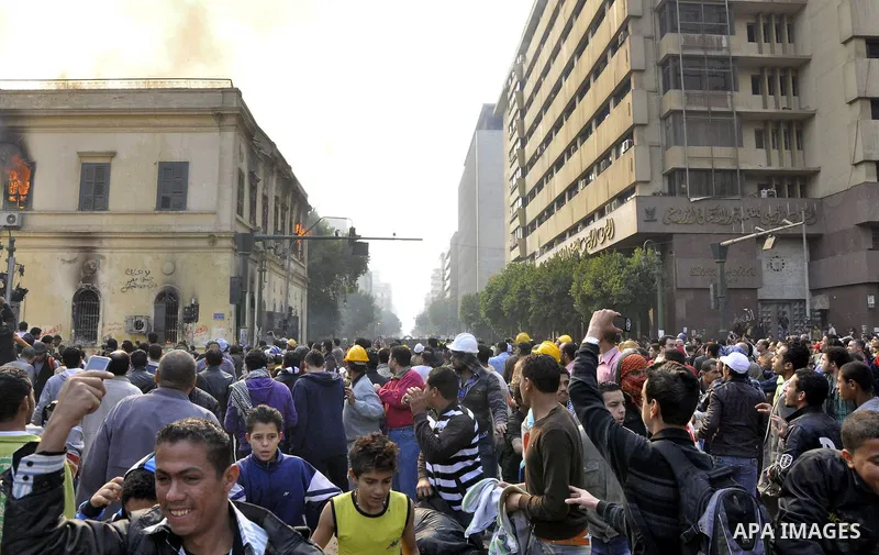 Egyptian protesters throw stones to the army during clashes in Kasr al-Aini, Cairo, Egypt, 17 December 2011. According to media reports, the clashes, the worst in three weeks, erupted on 16 December after protesters accu...