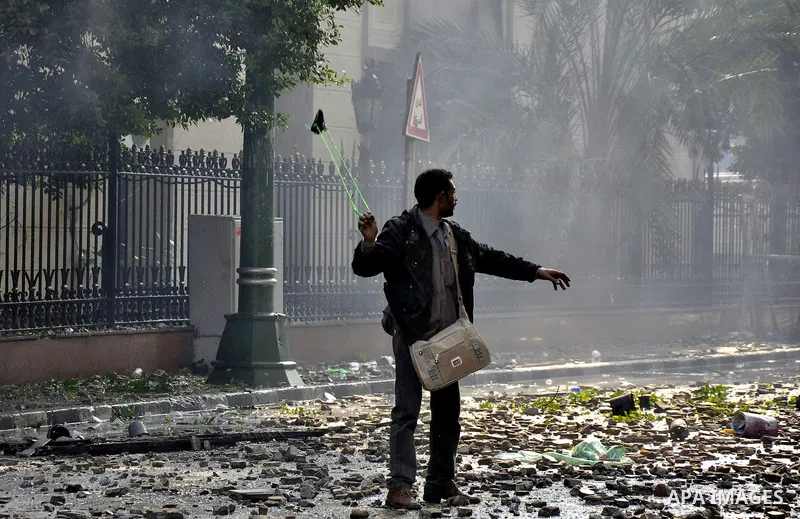 Egyptian protesters throw stones to the army during clashes in Kasr al-Aini, Cairo, Egypt, 17 December 2011. According to media reports, the clashes, the worst in three weeks, erupted on 16 December after protesters accu...