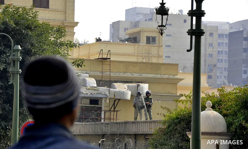 Egyptian protesters throw stones to the army during clashes in Kasr al-Aini, Cairo, Egypt, 17 December 2011. According to media reports, the clashes, the worst in three weeks, erupted on 16 December after protesters accu...