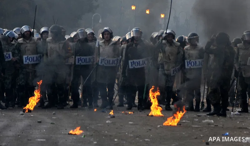 Egyptian riot policemen run towards demonstrators during clashes in the administrative heart of Cairo on December 17, 2011. Fresh clashes erupted between protesters and security forces for the second day in a row, killin...