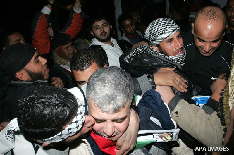 Freed Palestinian prisoners are greeted upon arrival at Rafah crossing in the southern Gaza Strip December 18, 2011. Israel plans to release 550 Palestinian prisoners on Sunday in the second stage of a deal with Hamas th...