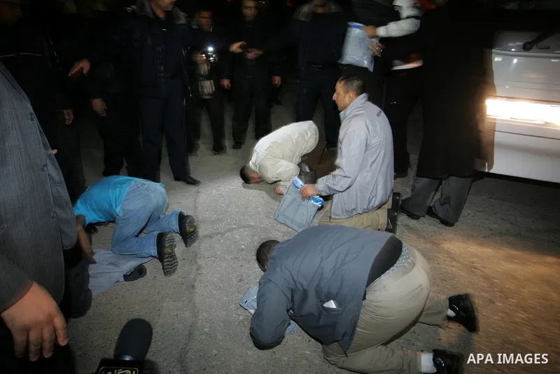 Freed Palestinian prisoners pray upon arrival at Rafah crossing in the southern Gaza Strip December 18, 2011. Israel plans to release 550 Palestinian prisoners on Sunday in the second stage of a deal with Hamas that brou...