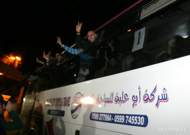 Freed Palestinian prisoners gesture to people upon arrival at Rafah crossing in the southern Gaza Strip December 18, 2011. Israel plans to release 550 Palestinian prisoners on Sunday in the second stage of a deal with Ha...