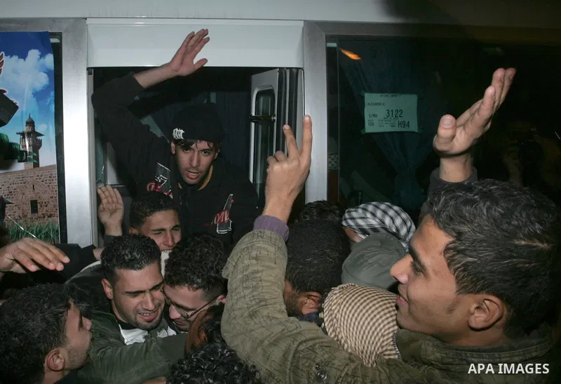 Freed Palestinian prisoners are greeted upon arrival at Rafah crossing in the southern Gaza Strip December 18, 2011. Israel plans to release 550 Palestinian prisoners on Sunday in the second stage of a deal with Hamas th...