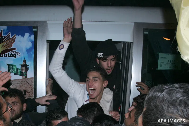 Freed Palestinian prisoners are greeted upon arrival at Rafah crossing in the southern Gaza Strip December 18, 2011. Israel plans to release 550 Palestinian prisoners on Sunday in the second stage of a deal with Hamas th...