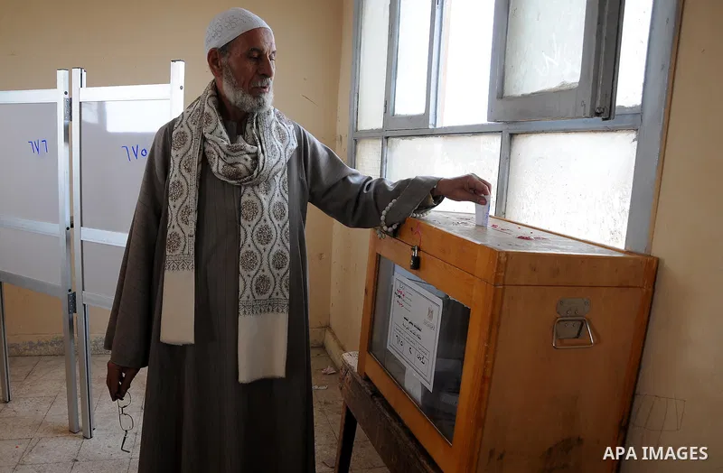 A man casts his vote during the second round of parliamentary run-off elections at Imbaba in Giza, on the outskirts of Cairo December 21, 2011. Egyptians returned to the polls on Wednesday in a staggered parliamentary el...