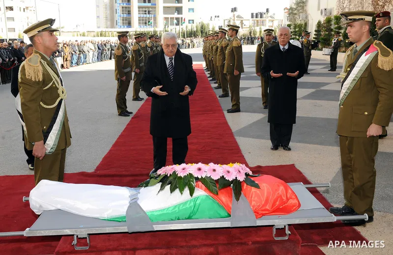 Palestinian President, Mahmoud Abbas (Abu Mazen), lays a wreath of flowers on the body of the late fighter Mustafa al-Maliki former governor of Qalqilya presidential headquarters in the west bank city of Ramallah, on Dec...