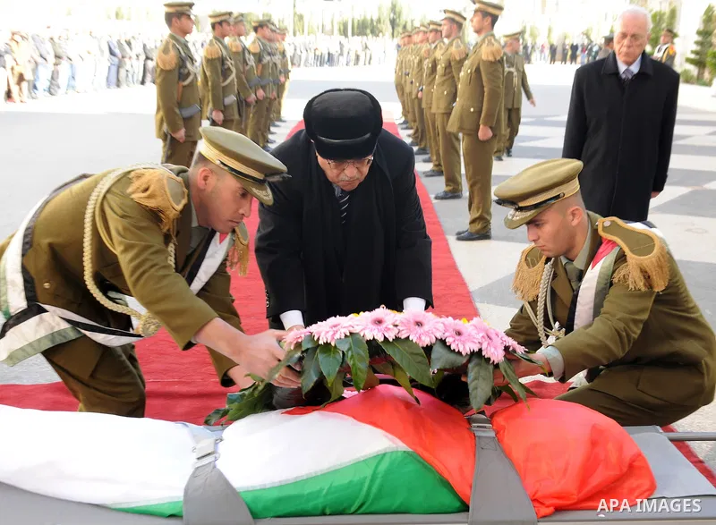 Palestinian President, Mahmoud Abbas (Abu Mazen), lays a wreath of flowers on the body of the late fighter Mustafa al-Maliki former governor of Qalqilya presidential headquarters in the west bank city of Ramallah, on Dec...