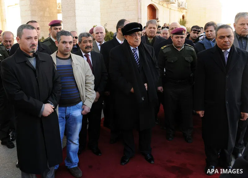Palestinian President, Mahmoud Abbas (Abu Mazen), lays a wreath of flowers on the body of the late fighter Mustafa al-Maliki former governor of Qalqilya presidential headquarters in the west bank city of Ramallah, on Dec...
